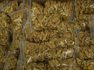 Soyulmuş ceviz yarımları bir mağazanın tezgahında, markette ya da pazarda ayrı ayrı paketlenmiş haldeydi. Koronavirüs sırasında ticaret kavramı, ürün güvenliği..