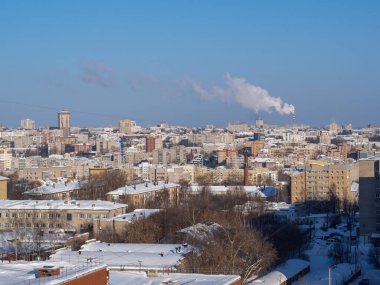 Kuş bakışı (uçan bir drondan şehrin panoraması) karlar içinde küçük bir şehir. Kirov, Rusya.