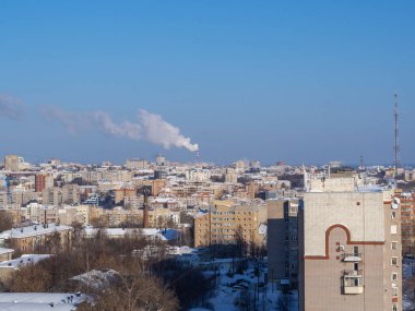 Kuş bakışı (uçan bir drondan şehrin panoraması) karlar içinde küçük bir şehir. Kirov, Rusya.