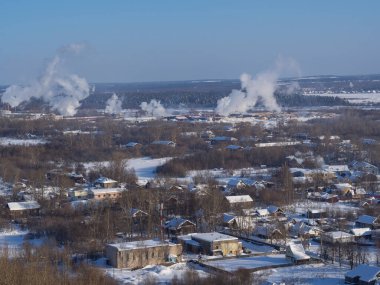 Bir kış şehrinin banliyösü, köyü ya da sanayi bölgesi kuş bakışı (hava aracı fotoğrafı). Rus ormanları, Vyatka nehrinin donmuş buzu manzarası..