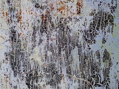 Çatlamış boyanın birden fazla katmanıyla kaplı paslı metal bir levhanın dokusu. Eski bir demir garaj kapısı ya da duvarının arka planı. Terk edilmiş bina konsepti, bir fabrika..