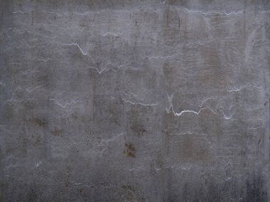 Eski metal bir duvarın dokusu, kirli bir alüminyum kapı. Çizikler, solmuş metal bölgeler fırtınadan sonra karla kaplanmış..