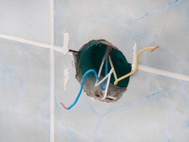 Parçalanmış, banyodaki kablolarla elektrik prizini koparmış. Kırık bir prizden kaynaklanan elektrik şoku hasarı tehlikesi kavramı. Ev elektrik şebekesinin onarımı ve restorasyonu.