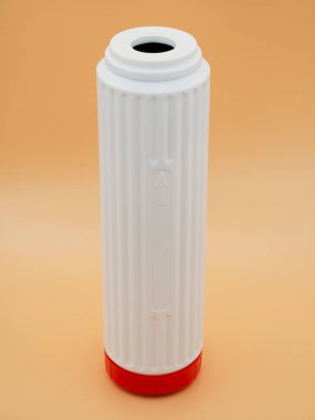 Altın servetin arka planında akan su için temiz, yeni bir filtre kartuş temizleyicisi. Temizlik, su yumuşatma, derin temizlik kavramı..