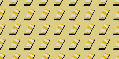 Geleneksel oryantal ya da Arap tatlılarının kusursuz deseni. Sarı şerbet, Türk lokumu ya da sarı arka planda fındıklı fındık. Yemek yenilebilir duvar kağıdı.