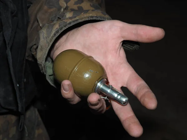 Militären Håller Visar Hotar Sin Hand Strid Granat Offensiv Typ — Stockfoto