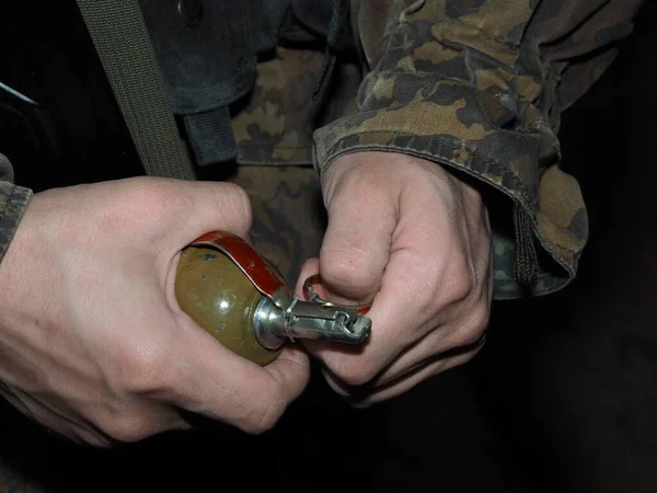 Militaire Man Houdt Toont Bedreigt Zijn Hand Een Gevecht Granaat — Stockfoto