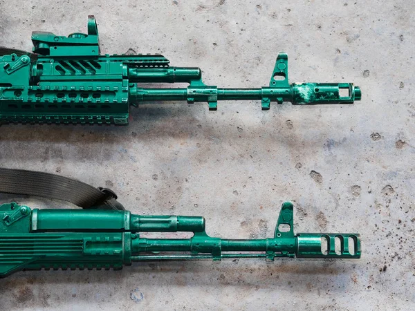 Дві Нестандартні Зелені Штурмові Гвинтівки Крупним Планом Лежать Бетонній Підлозі — стокове фото