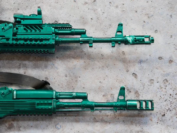 Two Custom Green Assault Rifles Close Lying Concrete Floor Top — Stock Photo, Image