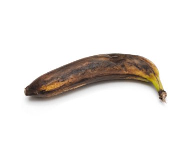 Beyaz arka planda çürümüş, çürümüş, kararmış, küflü bir meyve. Bozuk, sağlıksız, kahverengi bir muz. Tarihi geçmiş gıda ürünleri kavramı.