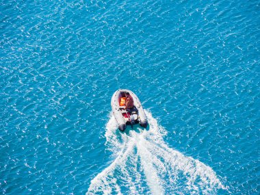 Balaklava, Kırım - 05.30.2021 Yalnız motorlu kauçuk bot ve açık Karadeniz 'de bir balıkçı. Tekne hareket ediyor, hareket ediyor, yüzüyor. Kaçak avcılık ve yasadışı balıkçılık kavramı.