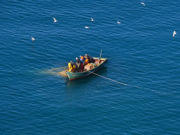 Балаклава Крым 2021 Одинокая Деревянная Лодка Командой Промышленных Рыбаков Открытом — стоковое фото