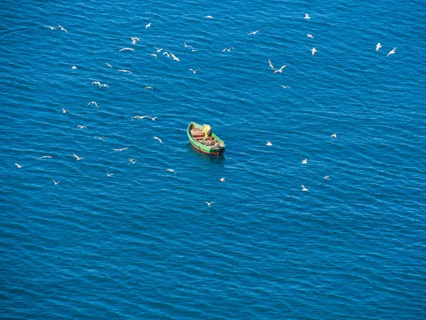 Barco Solitário Com Pescadores Industriais Mar Aberto Com Uma Vara — Fotografia de Stock
