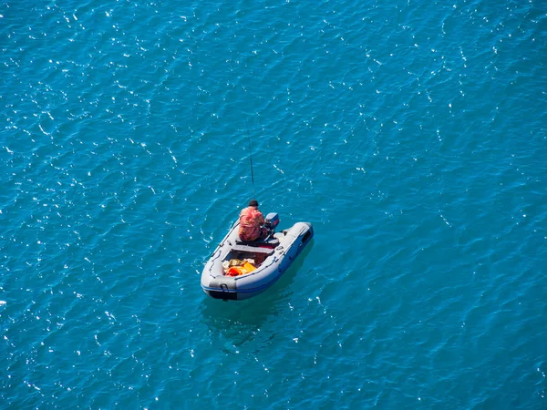 Barco Solitario Con Pescadores Industriales Mar Abierto Con Una Caña — Foto de Stock