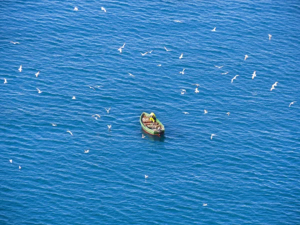 Barco Solitario Con Pescadores Industriales Mar Abierto Con Una Caña — Foto de Stock