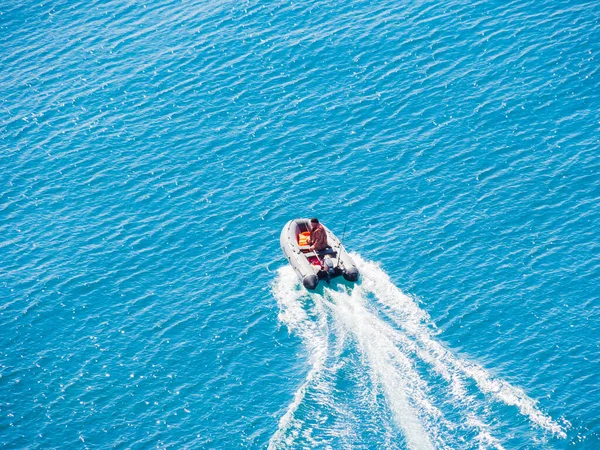 Balaklava Crimeia 2021 Barco Borracha Motor Solitário Com Pescador Mar — Fotografia de Stock