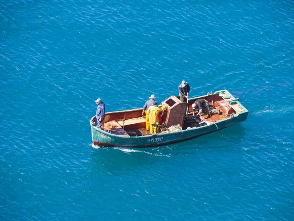 Балаклава Крым 2021 Одинокая Деревянная Лодка Командой Промышленных Рыбаков Открытом — стоковое фото