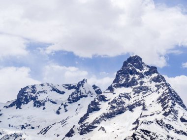 Karla kaplı bir dağ manzaralı bir manzara. Kafkas Dağları 'na seyahat, turizm, Dombay. İnsan izi olmayan vahşi yaşam kavramı..