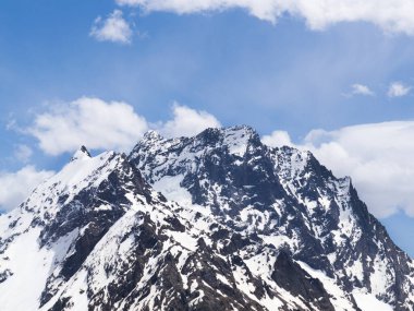 Karla kaplı bir dağ manzaralı bir manzara. Kafkas Dağları 'na seyahat, turizm, Dombay. İnsan izi olmayan vahşi yaşam kavramı..
