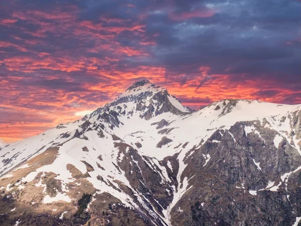 Paisagem Com Vista Para Pico Coberto Neve Montanha Pôr Sol — Fotografia de Stock