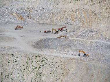 Birçok endüstriyel kazıcı, toprak taşıma makineleri Novorossiysk dağlarında çimento ve mermer kayaları çıkarırlar. Doğal çevreye zarar verme kavramı.