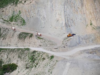 Birçok endüstriyel kazıcı, toprak taşıma makineleri Novorossiysk dağlarında çimento ve mermer kayaları çıkarırlar. Doğal çevreye zarar verme kavramı.
