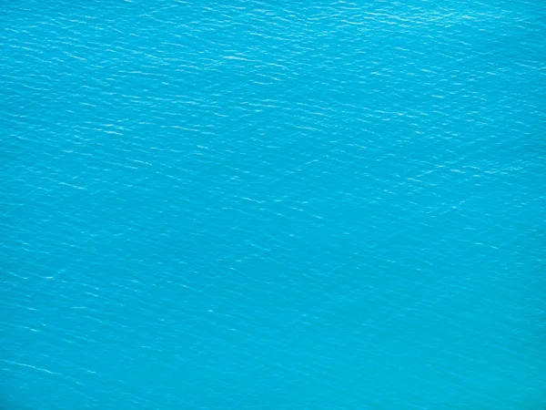 穏やかなターコイズブルーの海の水の表面の質感 上から青い滑らかな海の景色 空中写真 緑の湖の水の背景 — ストック写真