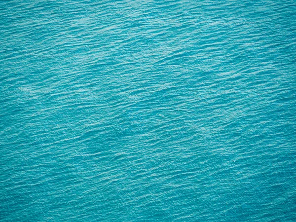 Die Oberflächentextur Des Ruhigen Türkisfarbenen Meerwassers Blauer Glatter Meerblick Von — Stockfoto