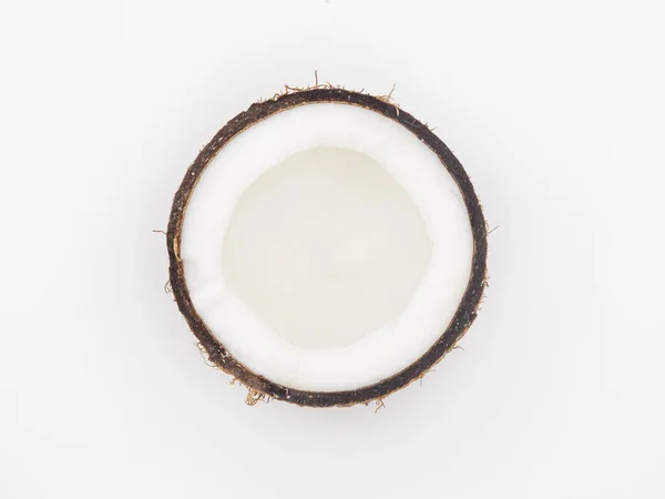 Meio Coco Com Carne Fresca Casca Isolada Sobre Fundo Branco — Fotografia de Stock