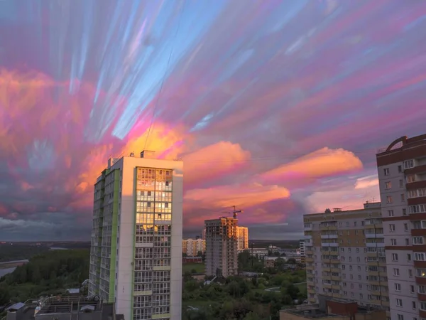 多彩的云彩 长时间的曝光 夕阳西下 映入眼帘的城市背景 — 图库照片