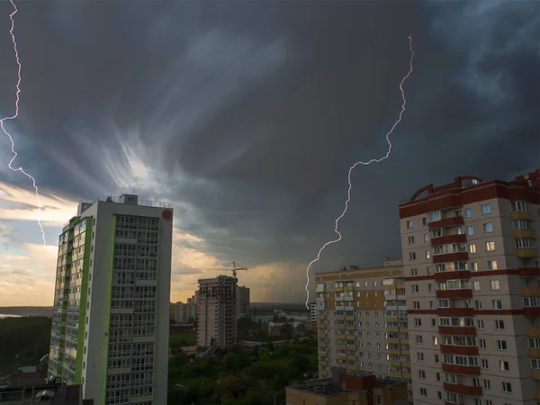 Varios Rayos Disparo Contra Fondo Del Distrito Ciudad Edificios Gran —  Fotos de Stock