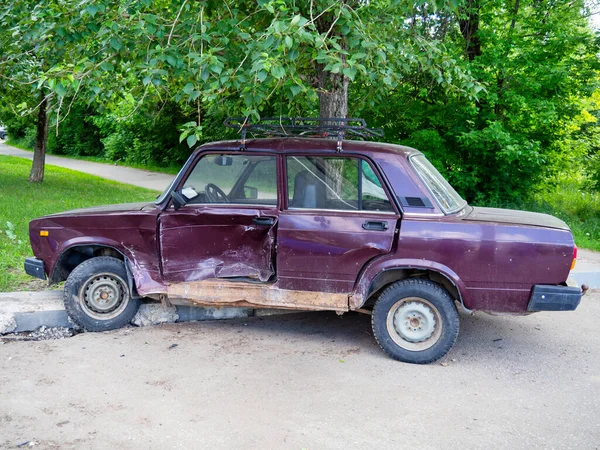 Abandoned Accident Purple Passenger Sedan Car Flew Curb Damaged Impact — Stockfoto