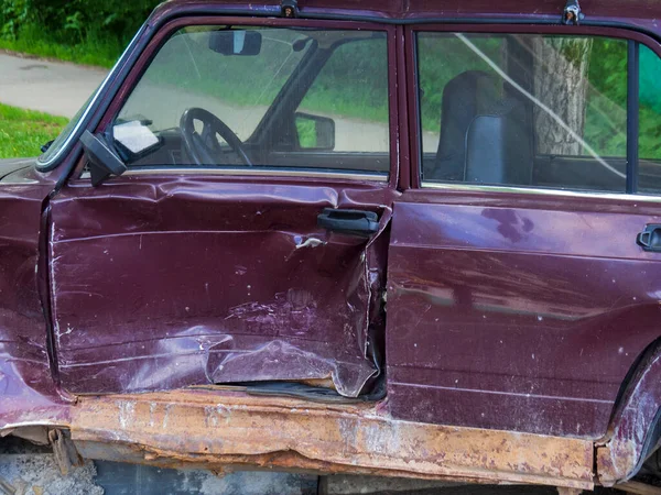 Abandoned Accident Purple Passenger Sedan Car Flew Curb Damaged Impact — Stock Photo, Image