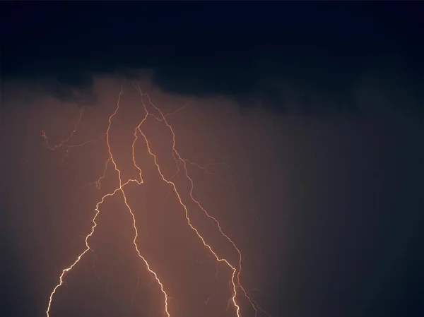 黑天上有许多闪电 长期曝光的雷雨的夜间照片 几帧的合成图像 复制空间 对设计和覆盖的影响 — 图库照片