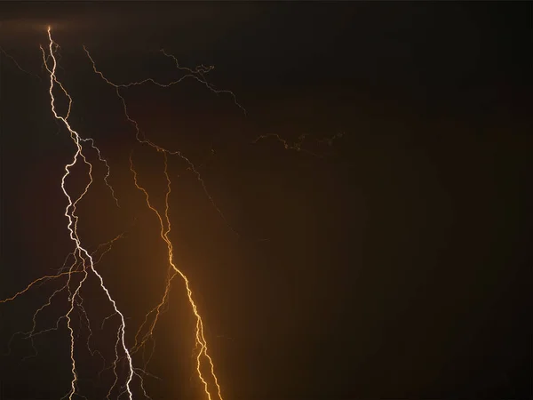Kara gökyüzüne karşı birçok yıldırım var. Fırtınanın uzun pozlu gece fotoğrafı, yakın çekim. Birkaç karenin birleşik görüntüsü. Uzayı kopyala, tasarım ve kaplama için bir efekt.