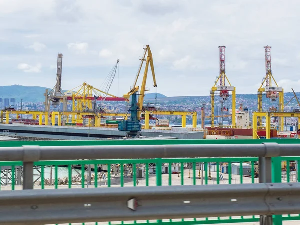 Krasnodar Toprakları, Rusya - 05.01.2021: Rusya 'nın en büyük limanı Novorossiysk' tir. Tsemesskaya Körfezi 'ndeki Karadeniz kıyısındaki ticari liman. İskele vinçleri, araba penceresinden manzara.