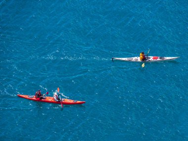 Kırım, Balaklava - 05.10.2021: Turist sporcularının Karadeniz 'de kano eğitimi.