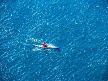 Kırım, Balaklava - 05.10.2021: Turist sporcularının Karadeniz 'de kano eğitimi.