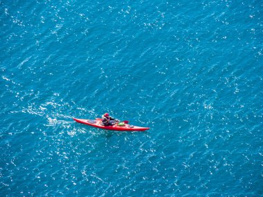 Kırım, Balaklava - 05.10.2021: Turist sporcularının Karadeniz 'de kano eğitimi.