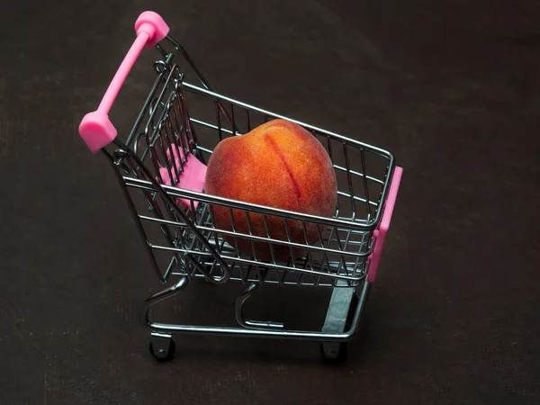 Een Rood Oranje Gele Perzik Ligt Een Klein Winkelwagentje Een — Stockfoto