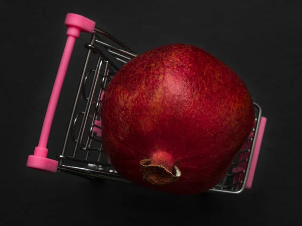 Ein Roter Granatapfel Liegt Einem Kleinen Einkaufswagen Eine Exotische Tropische — Stockfoto