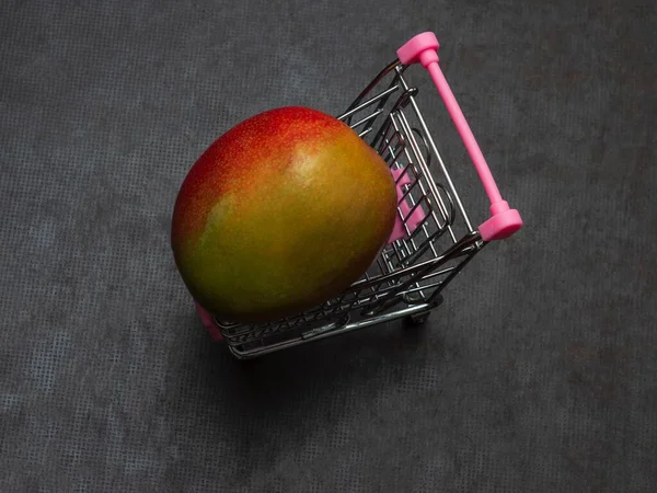 Eine Grüne Rote Mango Liegt Einem Kleinen Einkaufswagen Eine Exotische — Stockfoto
