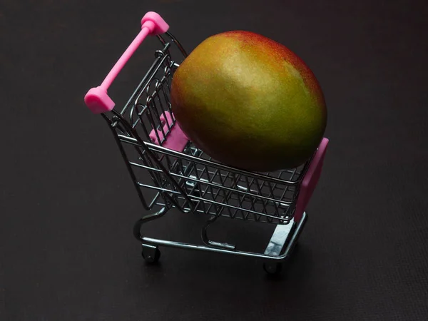 Egy Zöld Piros Mangó Fekszik Egy Kis Bevásárlókocsiban Egy Egzotikus — Stock Fotó