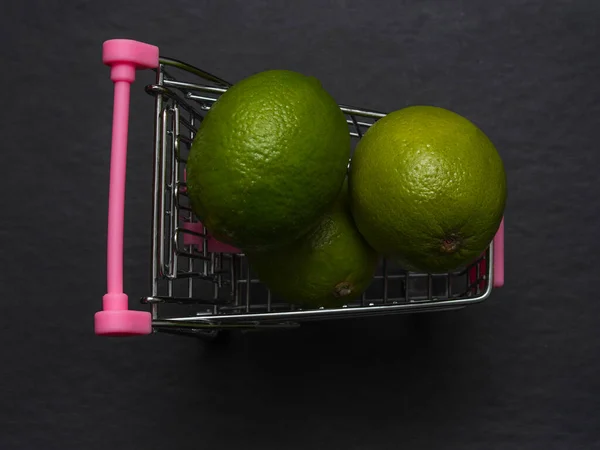 Una Lima Verde Agria Está Pequeño Carrito Compras Una Fruta —  Fotos de Stock