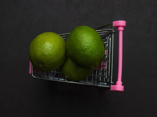 Una Lima Verde Agria Está Pequeño Carrito Compras Una Fruta —  Fotos de Stock