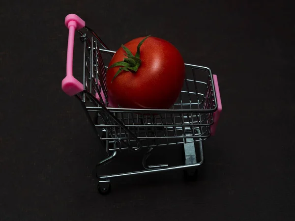 Eén Rode Tomaat Ligt Een Winkelwagentje Een Boerengroente Een Metalen — Stockfoto