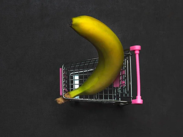 Een Gele Banaan Ligt Een Winkelwagentje Een Tropische Vrucht Een — Stockfoto