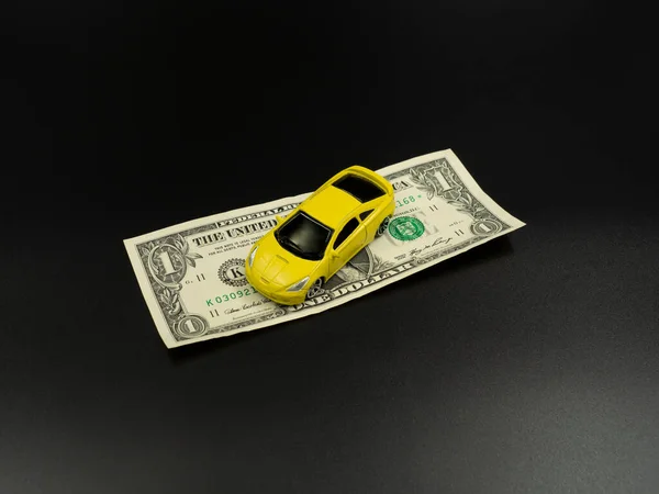 Een Auto Kopen Huren Autodelen Gele Speelgoedauto Dollarbiljetten Met Een — Stockfoto