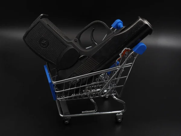 购物车里的黑枪武器改革的概念 黑市武器 — 图库照片
