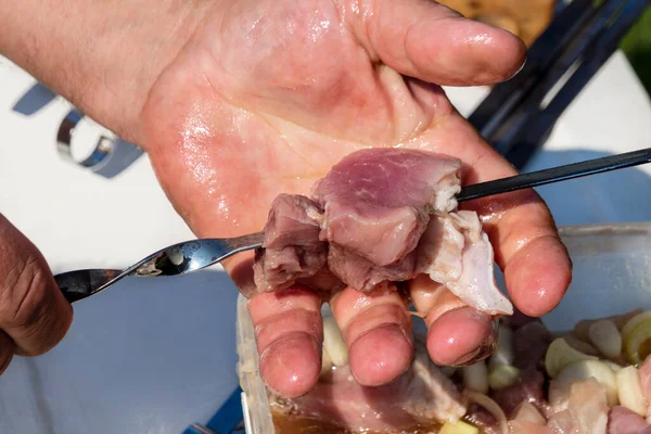 Homme Tient Viande Marinée Crue Avec Des Oignons Main Met — Photo